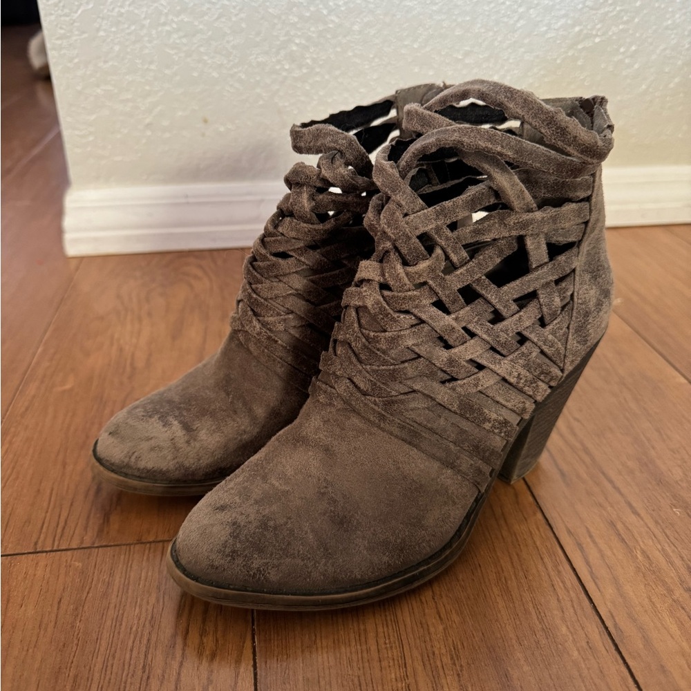 Women’s booties size 6